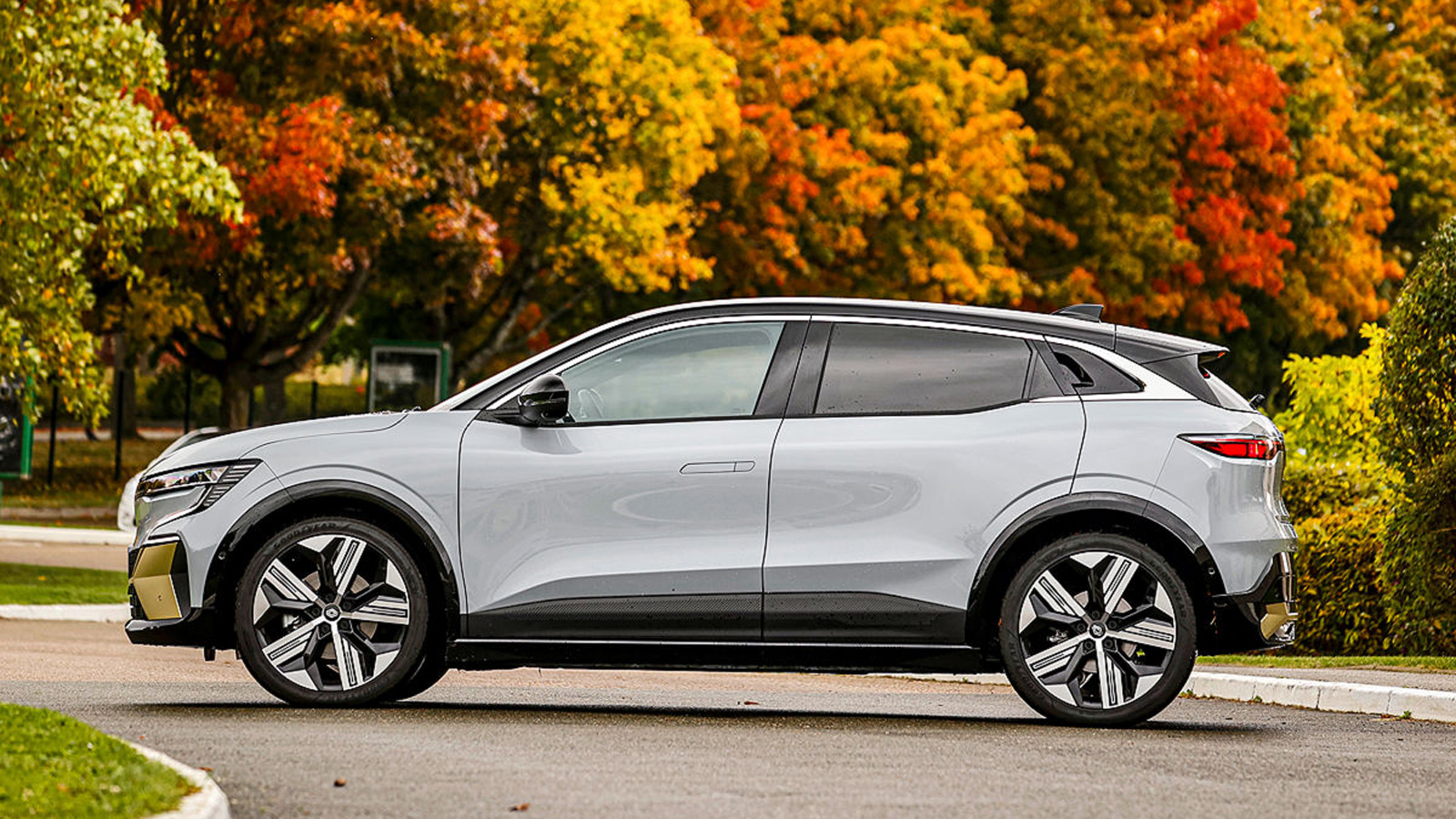 
Το E-Tech βασίζεται στην ολοκαίνουργια πλατφόρμα CMF-EV της Renault-Nissan-Mitsubishi και διατίθεται σε δύο εκδόσεις ισχύος με 130 ίππους και 218 ίπ